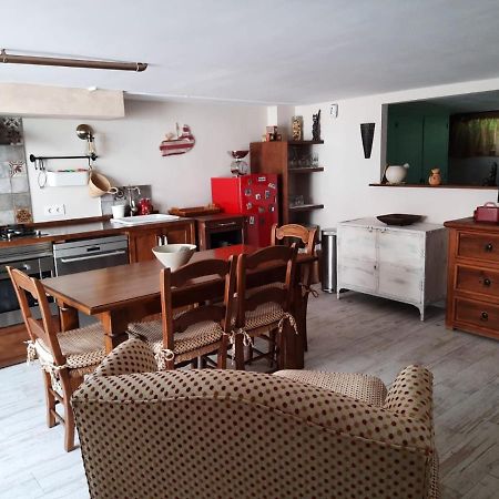 Un Apartamento Vacacional Con Detalles De Un Hogar Mairena del Aljarafe Ngoại thất bức ảnh