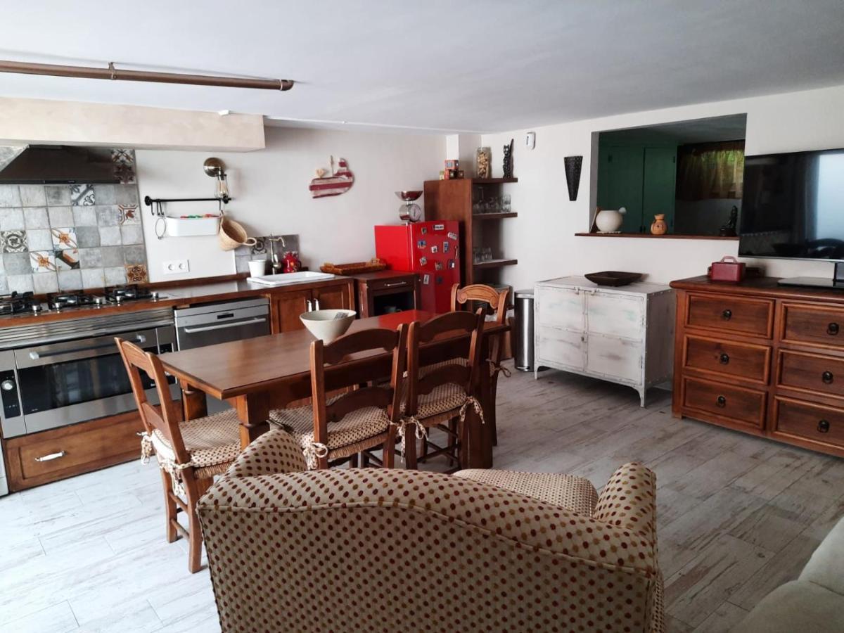 Un Apartamento Vacacional Con Detalles De Un Hogar Mairena del Aljarafe Ngoại thất bức ảnh