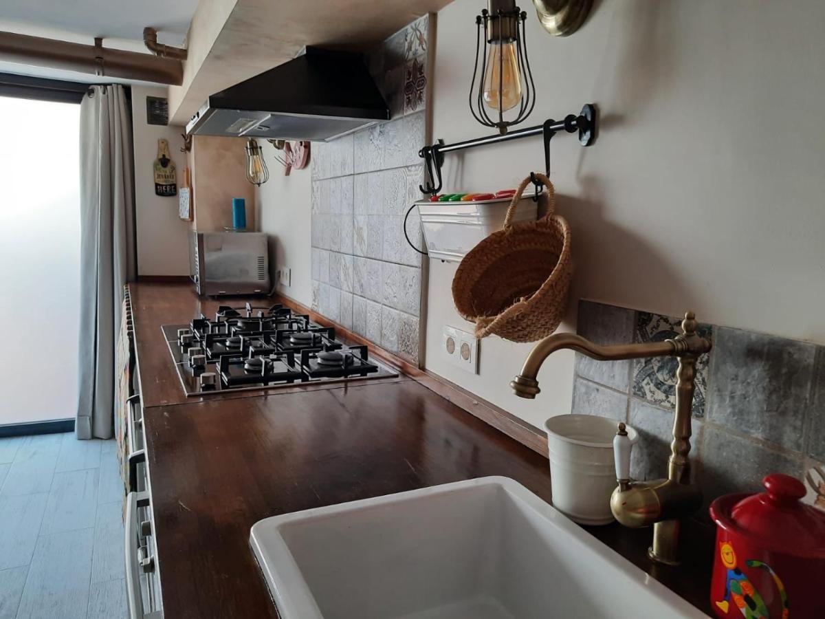 Un Apartamento Vacacional Con Detalles De Un Hogar Mairena del Aljarafe Ngoại thất bức ảnh